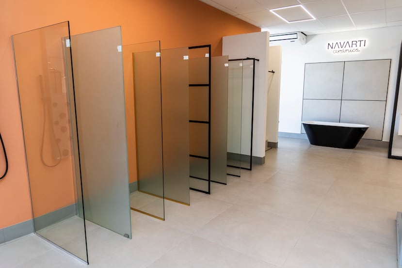 Terra Tile cuenta con una extensa variedad de cristales fijos para baños.