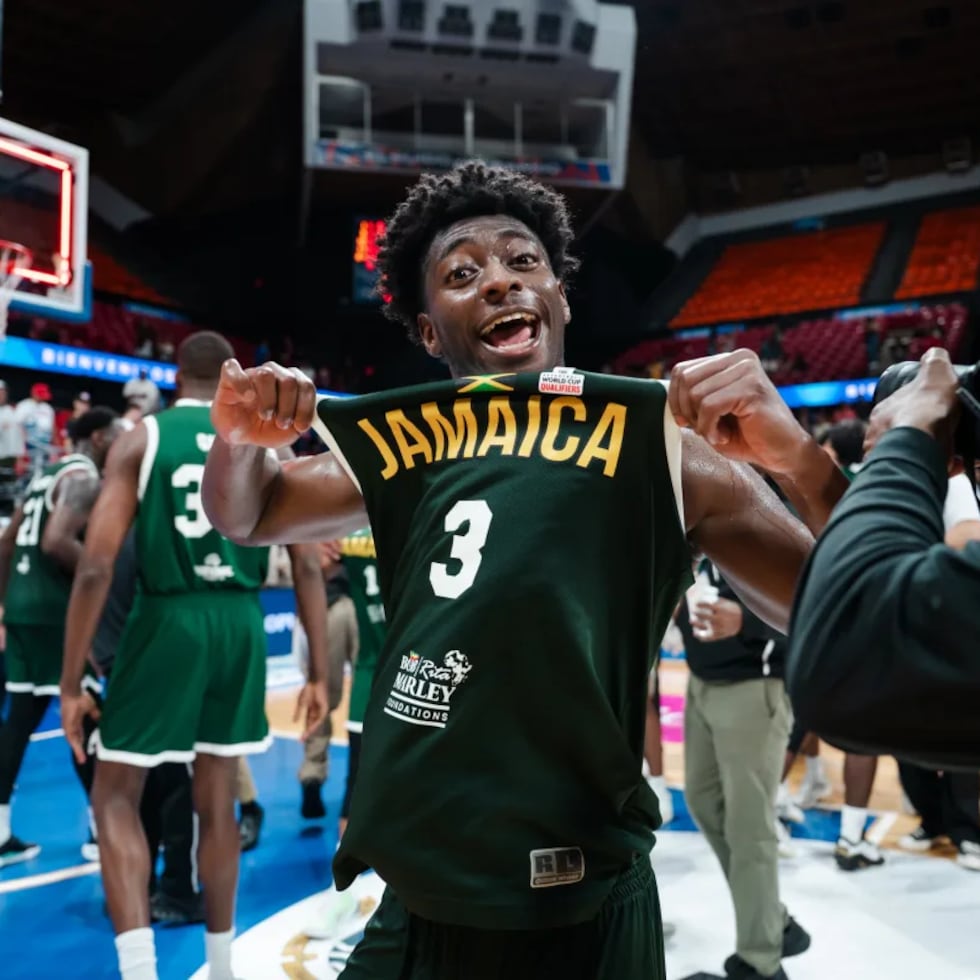 Andrew Thelwell celebra la victoria de Jamaica ante Puerto Rico en la jornada del viernes en el Coliseo Roberto Clemente.