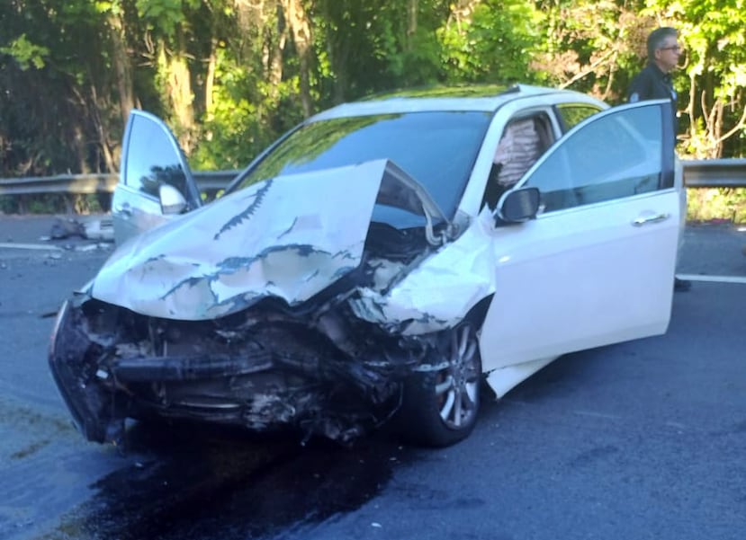 La Policía indicó que el conductor invadió el carril por el que viajaba una conductora con su infante en el auto.