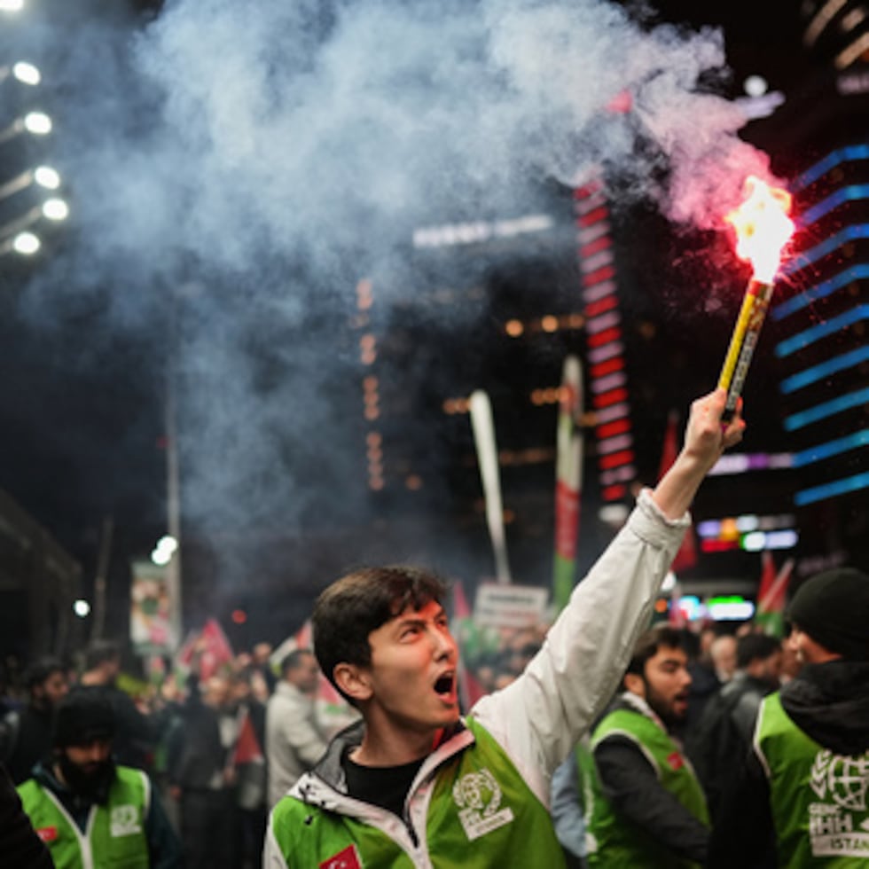 Una multitud protesta contra la interceptación por parte de Israel de los barcos de la "Flotilla Global Sumud", de ayuda humanitaria a Gaza, cerca de aguas griegas, el 30 de abril de 2026, en Estambul, Turquía.