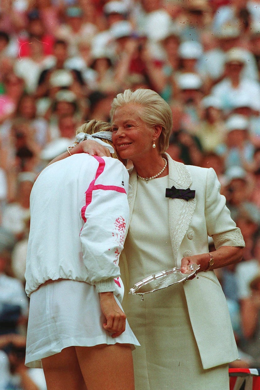 La tenista Jana Novotna, a la izquierda, fue consolada por Katherine, duquesa de Kent, después de la final individual femenina en la cancha central de Wimbledon en 1993.