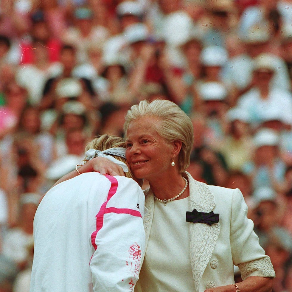La tenista Jana Novotna, a la izquierda, fue consolada por Katherine, duquesa de Kent, después de la final individual femenina en la cancha central de Wimbledon en 1993.