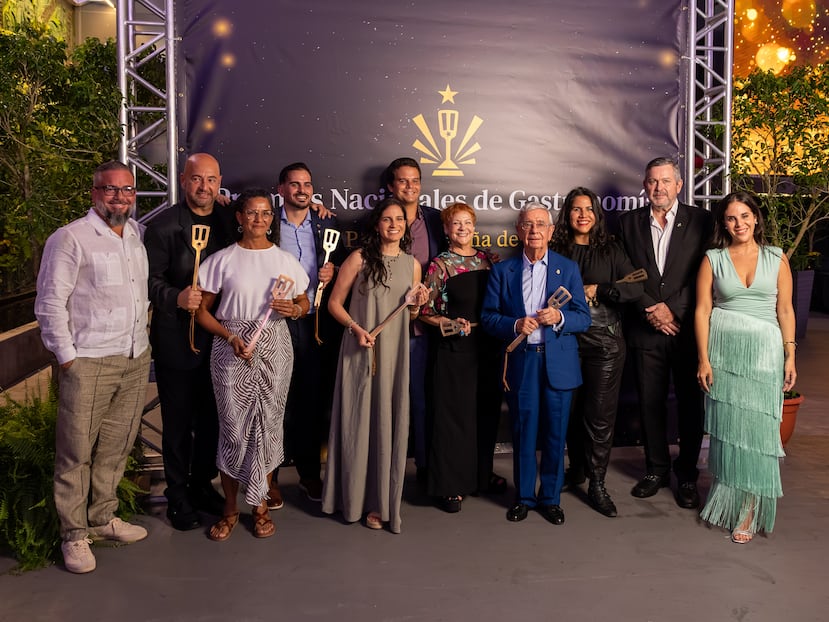 Grupo de persnalidades reconocidas durante los Premios Nacionales de Gastronomía 2025 de la Academia Puertorriqueña de Gastronomía.