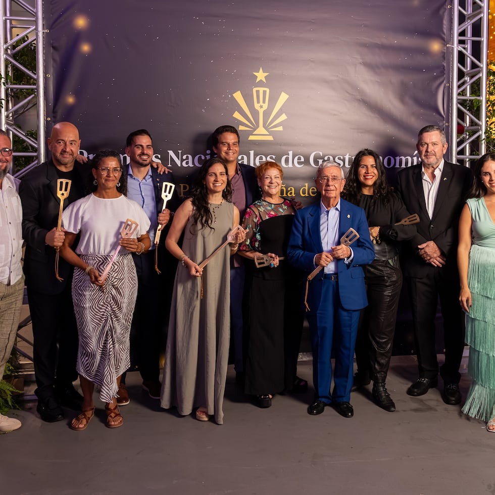 Grupo de persnalidades reconocidas durante los Premios Nacionales de Gastronomía 2025 de la Academia Puertorriqueña de Gastronomía.