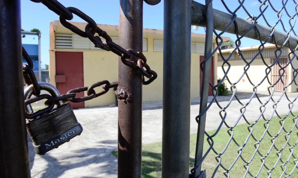 Familias intentan mantener abierto un colegio católico en Lares
