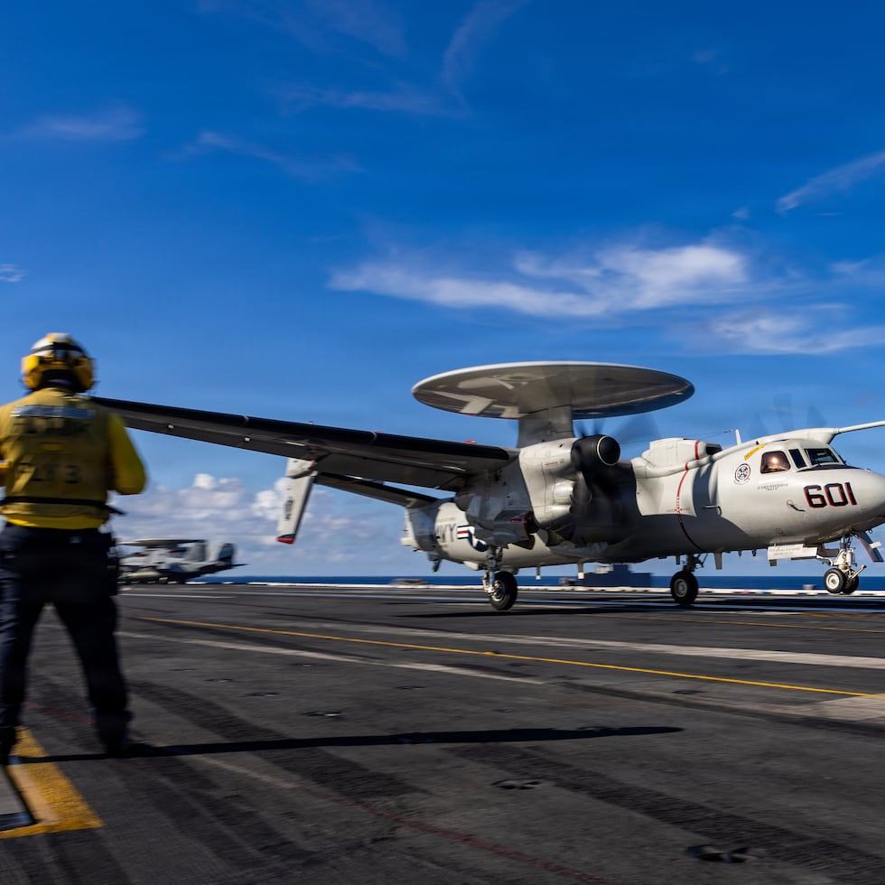 El megaportaviones lleva el nombre del presidente número 38 de Estados Unidos, Gerald R. Ford, Jr. Durante la Segunda Guerra Mundial, Ford alcanzó el rango de teniente comandante en la Marina y sirvió a bordo del portaaviones ligero USS Monterey (CVL 26), según el portal digital de la Marina.