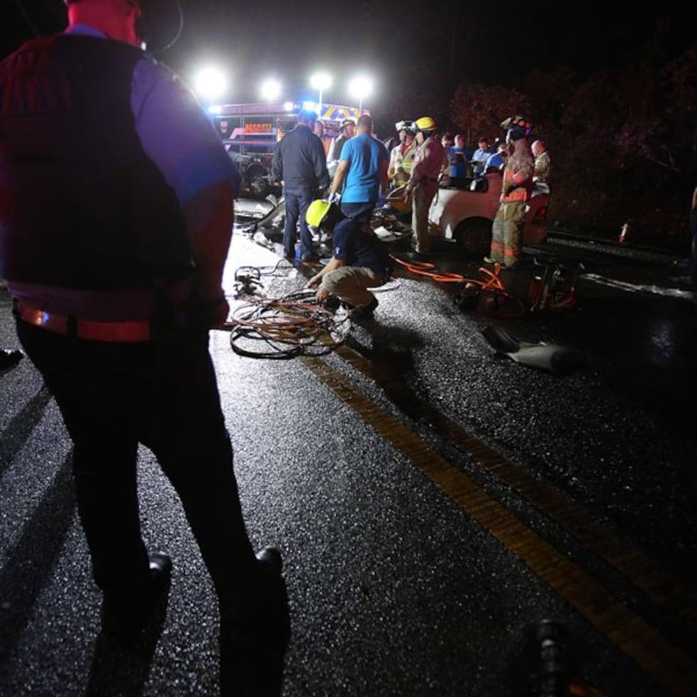La División de Tránsito de la Policía en la zona investiga si la causa del choque fue el exceso de velocidad y reveló que el área del accidente es extensa y con poca iluminación. (jose.candelaria@gfrmedia.com)