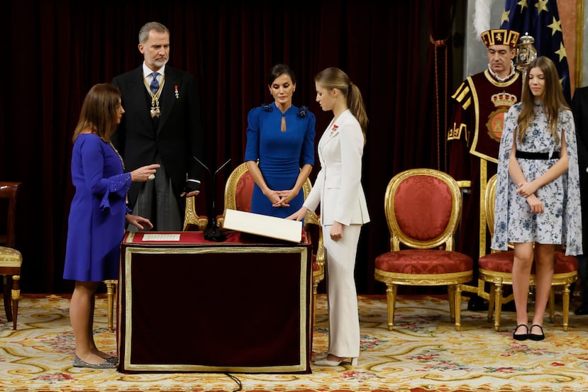 La princesa Leonor jura la Constitución española, en el día en que cumple 18 años, la mayoría de edad en España, lo que la legitima como futura reina.