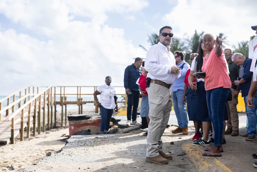 Al centro, el secretario del DRNA, Waldemar Quiles Pérez, junto a residentes de Parcelas Suárez, durante la visita de campo.