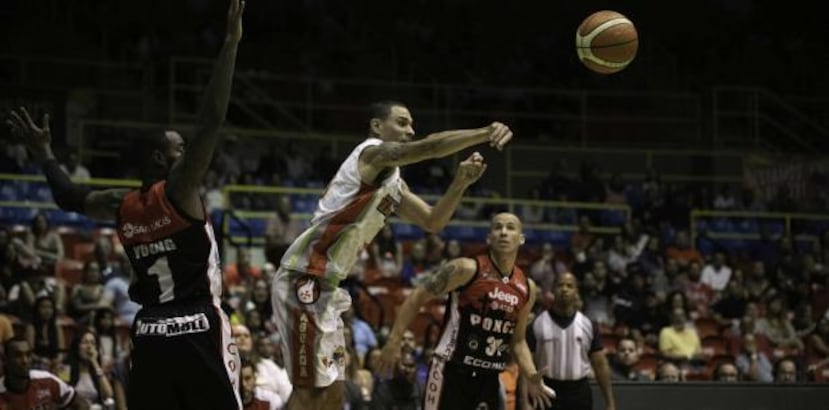 Los Santeros de Aguada no pudieron defender su cancha ante los Leones de Ponce. (Especial GFR Media / Jorge A. Ramírez Portela)