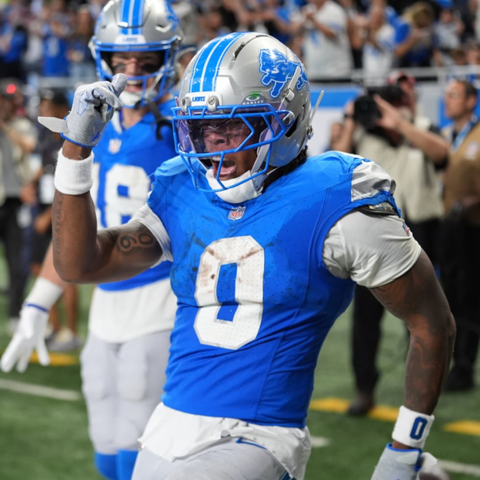 Jahmyr Gibbs terminó con 164 yardas combinadas y tres touchdowns, dos por tierra y uno por aire.
