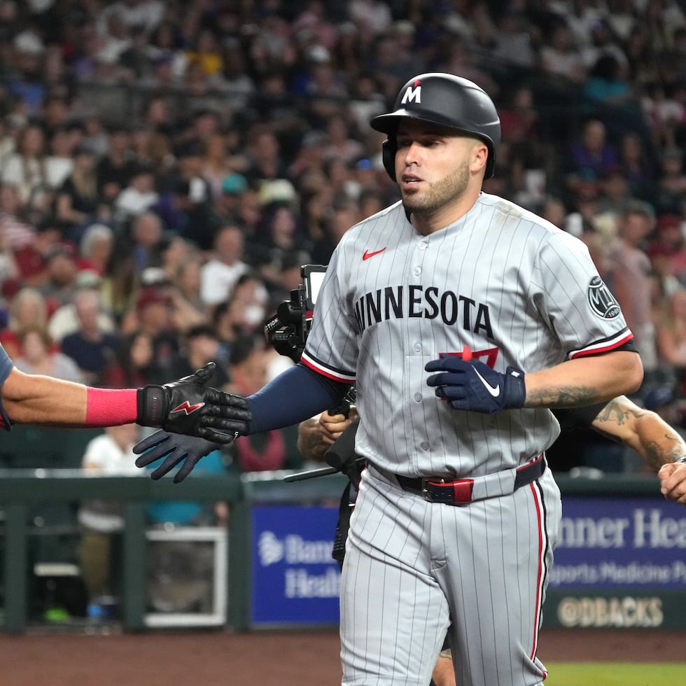 Víctor Caratini celebra su jonrón solitario con Tristan Gray, con el que le dio ventaja 1-0 a Minnesota antes del revés 9-5 ante los Diamondbacks.