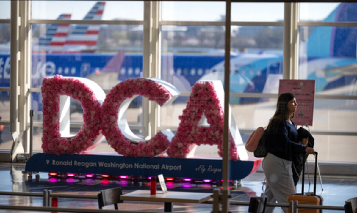 Suspenden vuelos en varios aeropuertos por fuerte olor a productos químicos en el centro de control de tráfico aéreo