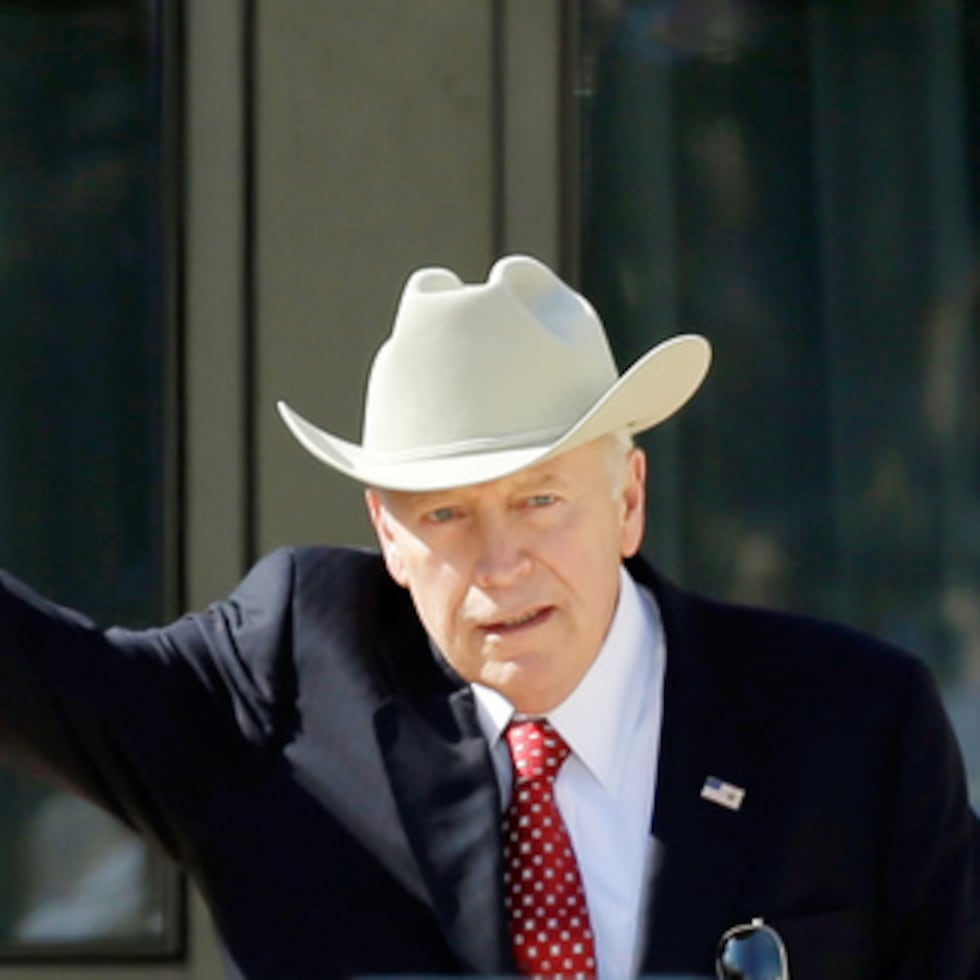 Dick Cheney, quien falleció el lunes debido a complicaciones de neumonía y enfermedad cardíaca y vascular, tuvo su primer ataque cardíaco a la edad inusualmente temprana de 37 años.