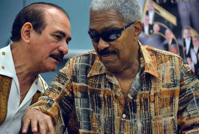 Charlie Aponte (izq.) conversa con Rafael Ithier durante una conferencia de prensa llevada a cabo en el 2013. (GFR Media)