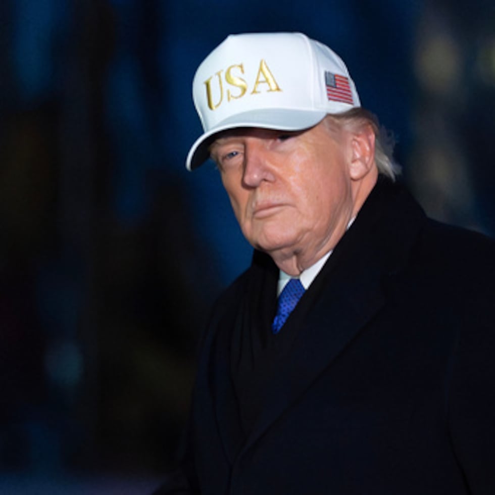 El presidente Donald Trump camina por el Jardín Sur a su llegada a la Casa Blanca, el domingo 1 de febrero de 2026, en Washington. (AP Photo/Jose Luis Magana)