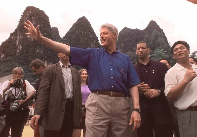 El presidente Bill Clinton saluda a residentes de la aldea de Yucan, cerca de Guilin, China, durante una visita el jueves 2 de julio de 1998.