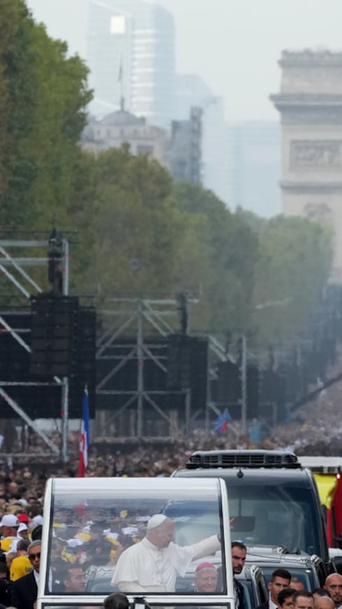 El papa León XIV fue aclamado a su paso en papamóvil por los Campos Eliseos, el lugar de las grandes celebraciones de París, hasta llegar a la Plaza de la Concordia.