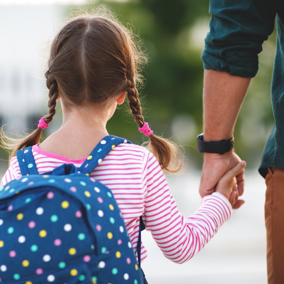 Es importante que los padres dialoguen con sus hijos acerca de las emociones, inquietudes y preocupaciones que pudieran tener al pasar del pre-escolar al primer grado, de escuela elemental a intermedia y de esta a superior.