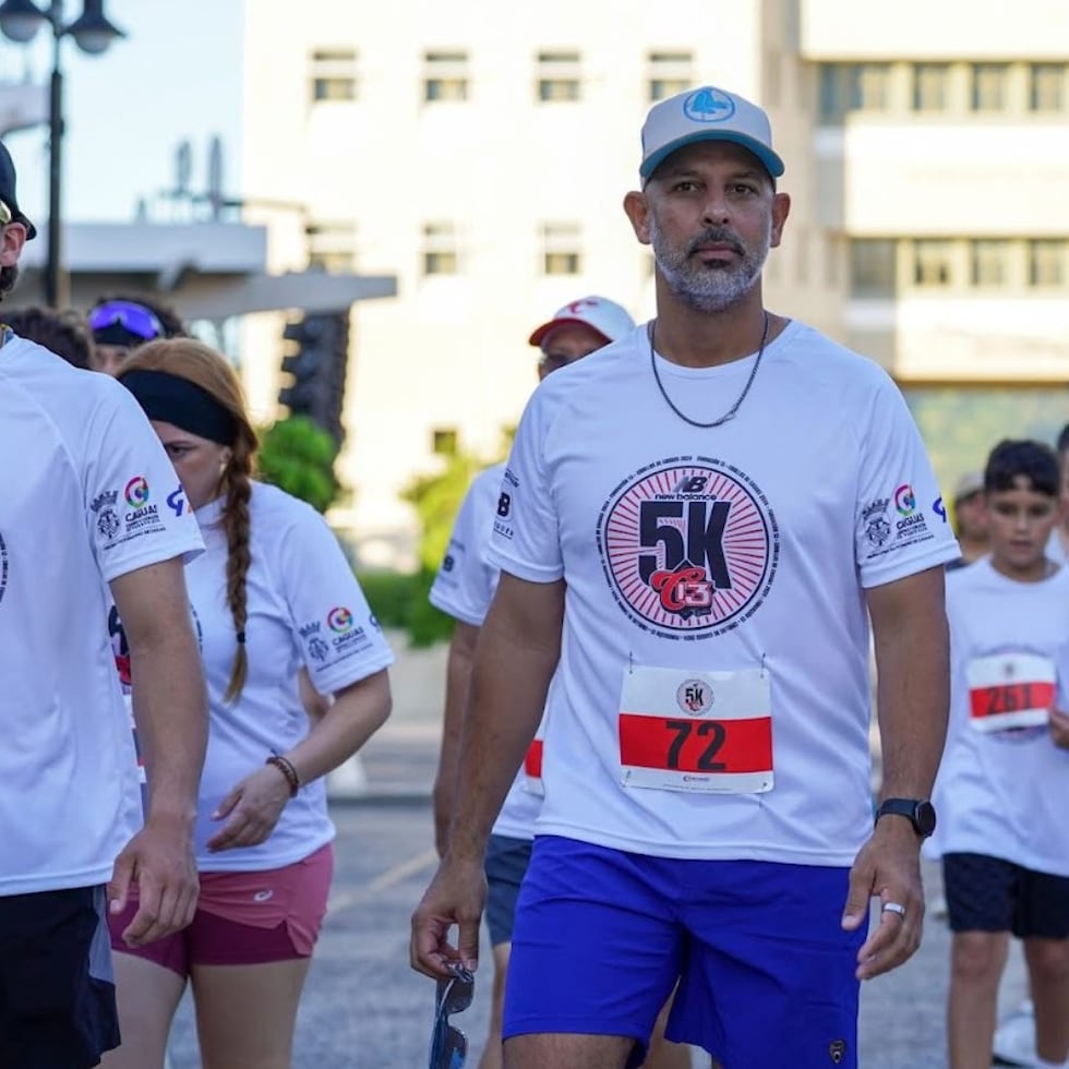 Alex Cora, a la derecha, lidera la Fundación Criollos 13.