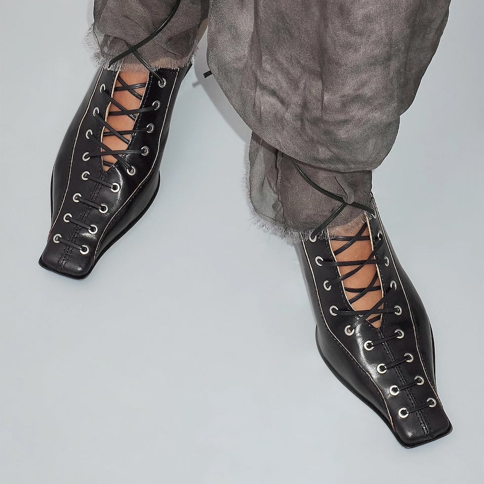 Los detalles de diseño como la puntera cuadrada son clave para la temporada, especialmente para quienes buscan un estilo más moderno