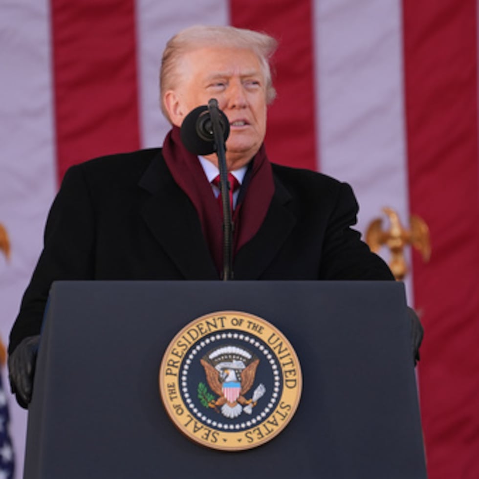 La directriz ordena a los funcionarios de embajadas y consulados a examinar exhaustiva y minuciosamente a los solicitantes de visado para demostrar que no necesitarán depender de las prestaciones públicas del gobierno en ningún momento.