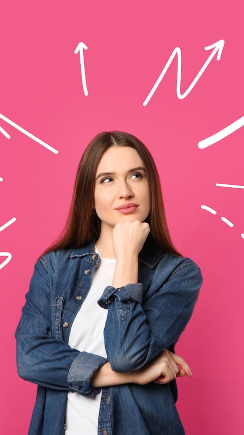 Empieza con una meta clara
Antes de matricularte, define si tu objetivo es conseguir empleo rápido, cambiar de carrera o desarrollar una destreza específica. Tener claro el propósito ayuda a seleccionar mejor el programa.