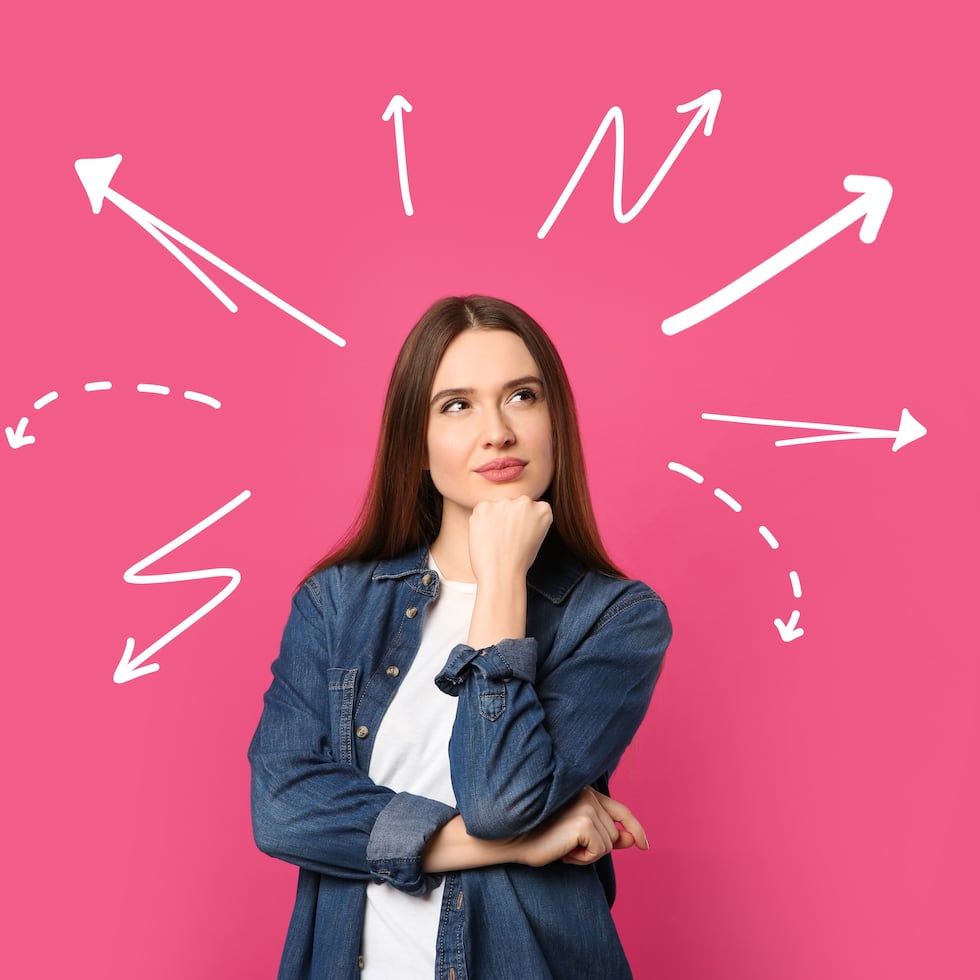 Empieza con una meta clara
Antes de matricularte, define si tu objetivo es conseguir empleo rápido, cambiar de carrera o desarrollar una destreza específica. Tener claro el propósito ayuda a seleccionar mejor el programa.