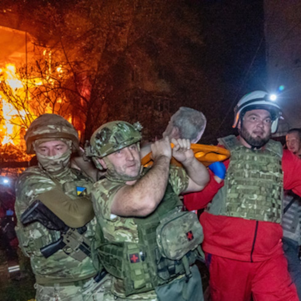 Los equipos de rescate evacúan a un civil herido después de que un edificio residencial fuera alcanzado por un ataque aéreo ruso en Járkov, Ucrania.