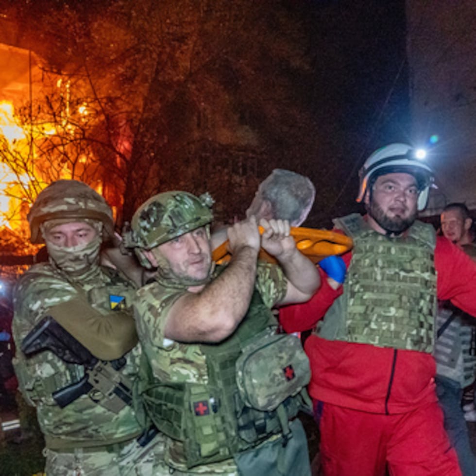 Los equipos de rescate evacúan a un civil herido después de que un edificio residencial fuera alcanzado por un ataque aéreo ruso en Járkov, Ucrania, el martes 13 de octubre de 2026.