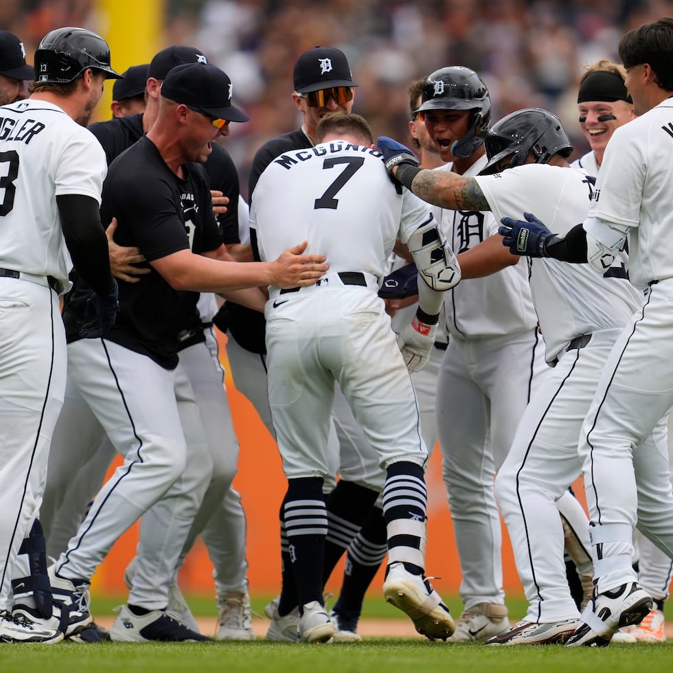 Kevin McGonigle (7), al centro, celebra con compañeros de los Tigers tras conectar en la novena un sencillo que impulsó a la goma al boricua Javier Báez para acabar el juego.