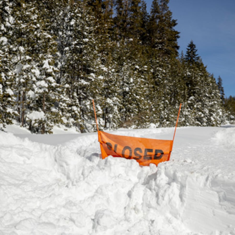 Una señal de cerrado está parcialmente enterrada en la entrada del sendero Castle Peak en Soda Springs, California, el viernes 20 de febrero de 2026.