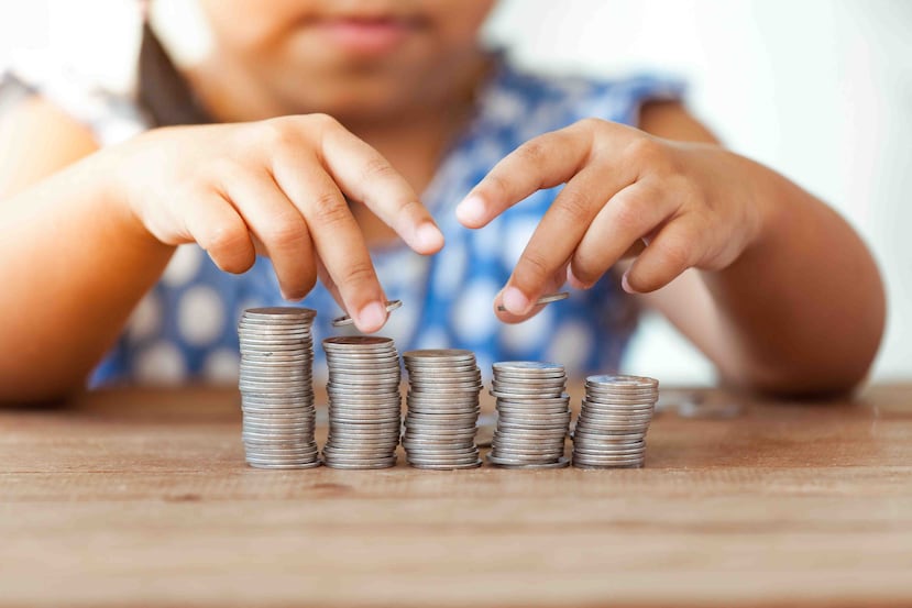El experto recomendó educar a los más pequeños con tres alcancías: una para ahorrar, otra con dinero para compartir con otras personas y una tercera para costear deseos o gustos. (Shutterstock)