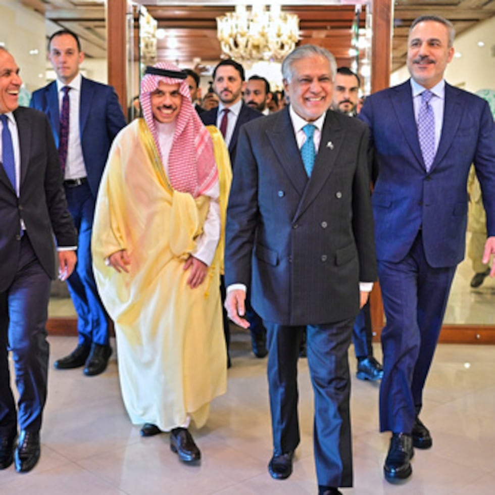 Diplomáticos buscan fin de la guerra. De izquierda a derecha, el ministro de Asuntos Exteriores de Egipto, Badr Abdelatty; el ministro de Asuntos Exteriores de Arabia Saudí; el príncipe Faisal bin Farhan Al-Saud; el ministro de Asuntos Exteriores de Pakistán, Ishaq Dar; y el ministro de Asuntos Exteriores de Turquía, Hakan Fidan.