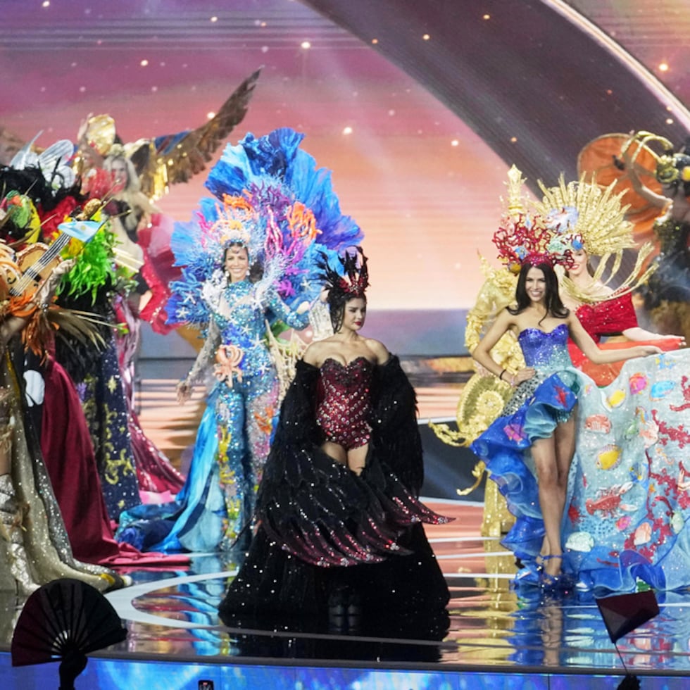 Las concursantes compiten en la competencia de traje nacional del certamen de Miss Universe en la provincia de Nonthaburi, Tailandia, el miércoles 19 de noviembre de 2025.