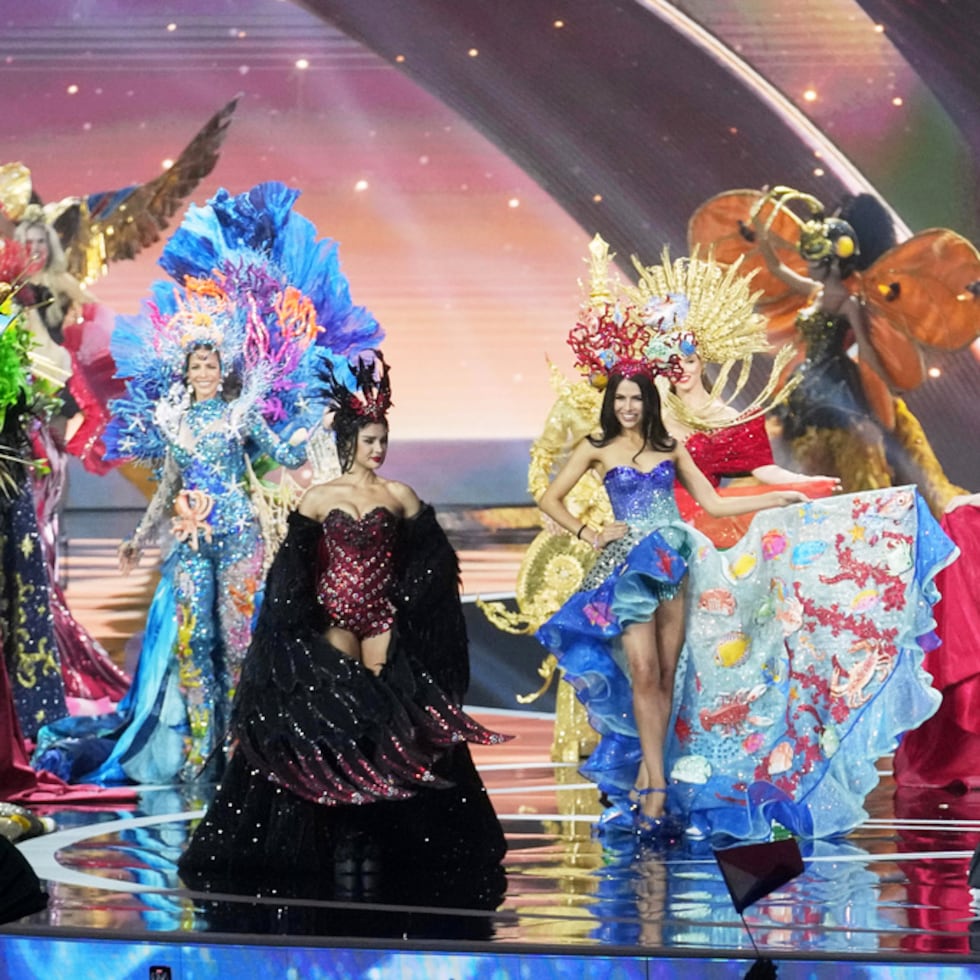 Las concursantes compiten en traje nacional del certamen de Miss Universe en la provincia de Nonthaburi, Tailandia.