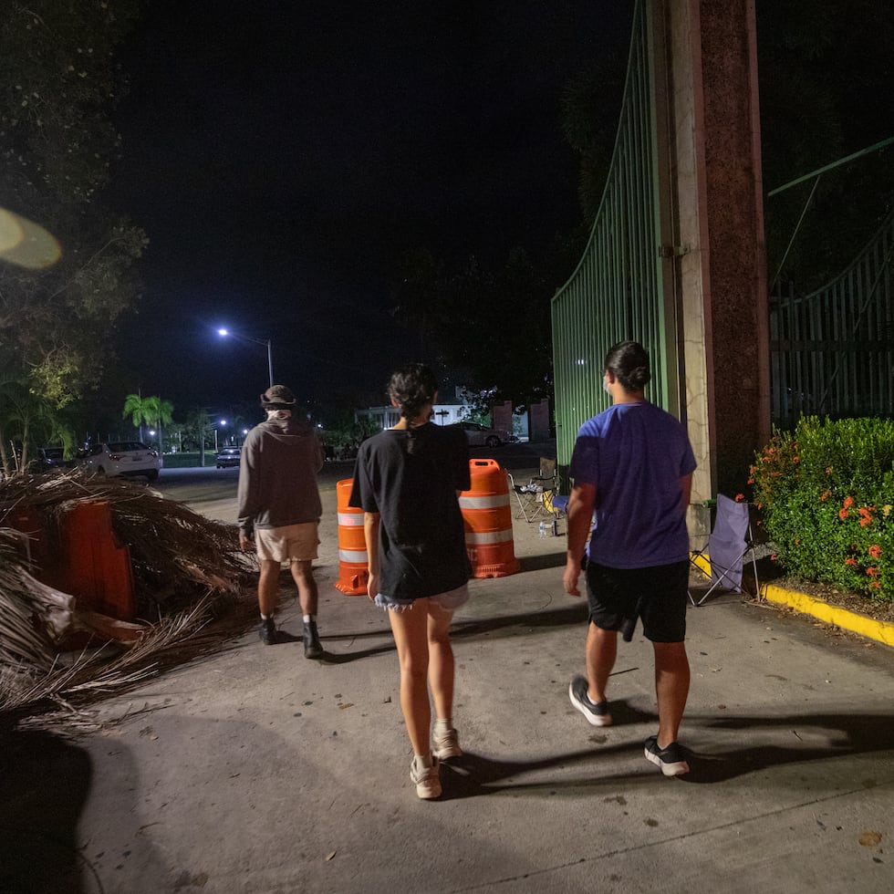 La imagen muestra a estudiantes en uno de los portones del RUM durante la noche del miércoles.