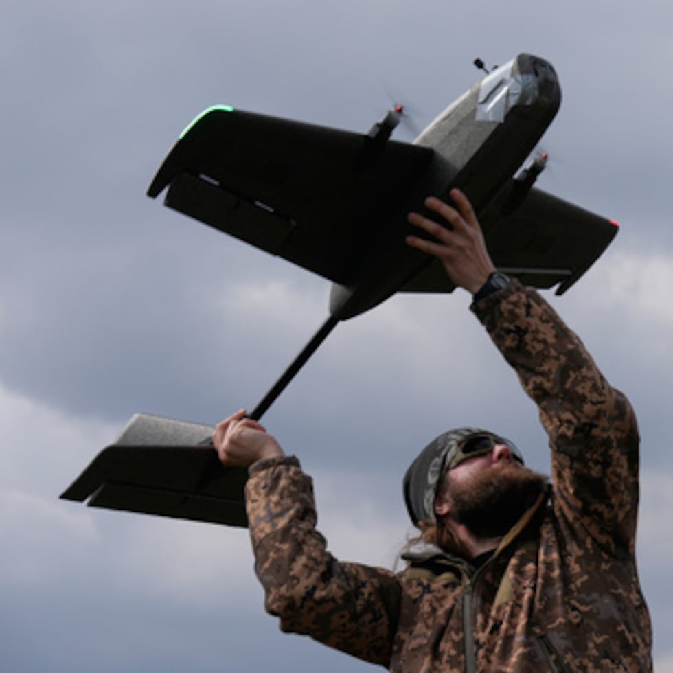 Un estudiante soldado de la Escuela Yatagan de Sistemas Aéreos no Tripulados lanza un dron objetivo de entrenamiento durante unos ejercicios en la región de Kiev, Ucrania, el jueves 19 de marzo de 2026. (AP Photo/Efrem Lukatsky)