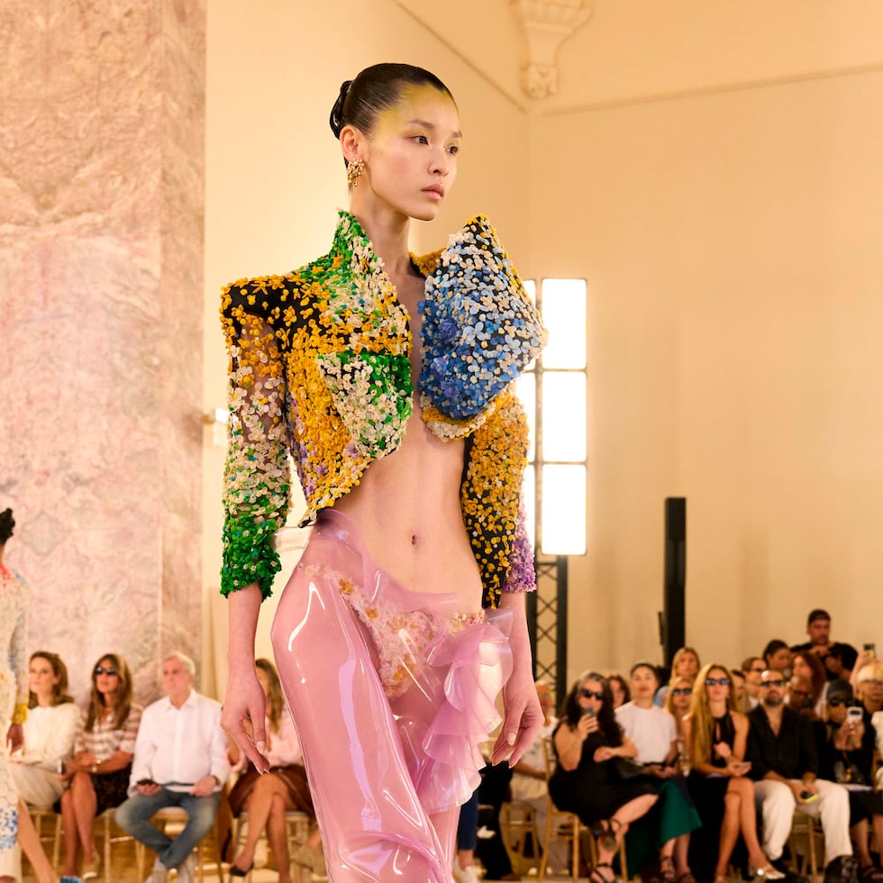 Parte de la inspiración la colección de alta costura primavera-verano 2026-2027 de Schiaparelli fueron los mosáicos de las obras arquitectónicas de Antoni Gaudí.
