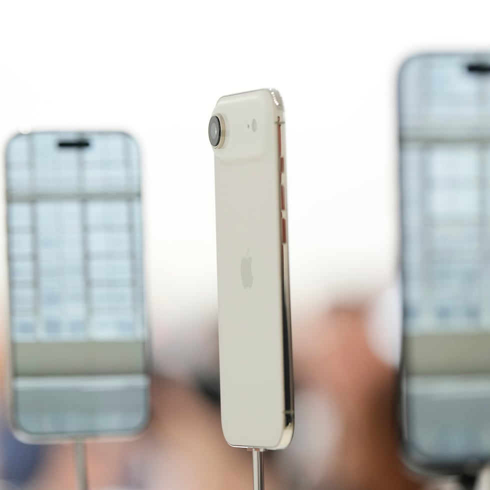 El iPhone Air se exhibe durante el anuncio de nuevos productos en Apple Park.