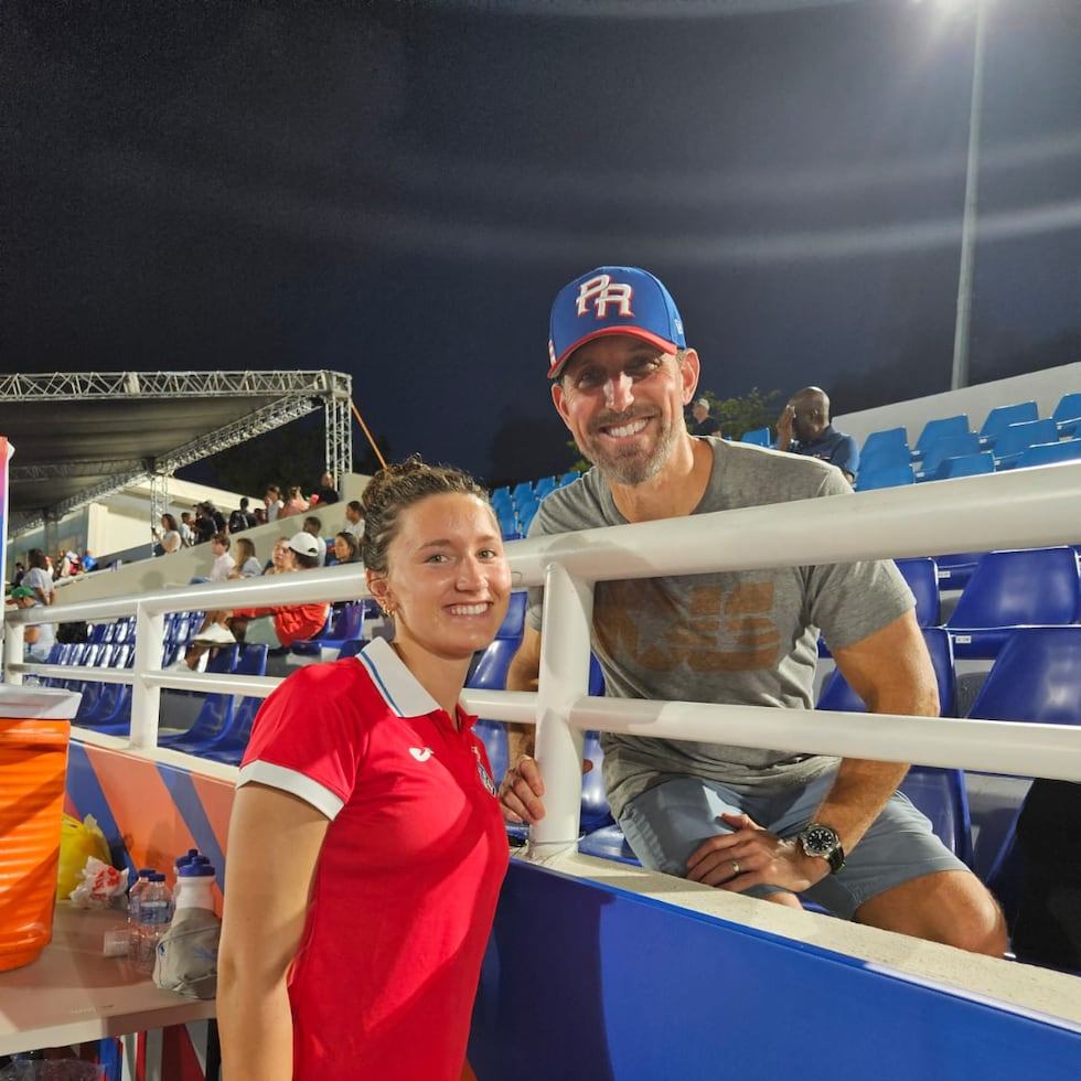 Ella Busquets comparte un momento con su padre, Ricardo Busquets, el máximo medallista puertorriqueño en la historia de los Juegos Centroamericanos y del Caribe, durante la jornada inaugural de la natación en Santo Domingo 2026.