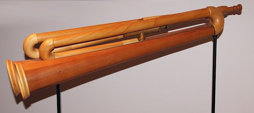 Un cuerno de madera de casi cuatro pies, conocido como holztrompete, construido especialmente según las ambiguas especificaciones del compositor, señala la llegada del barco que lleva a Isolda y al rey Marke a Bretaña, inspirando a un Tristán herido de muerte a aferrarse a la vida unos momentos más.