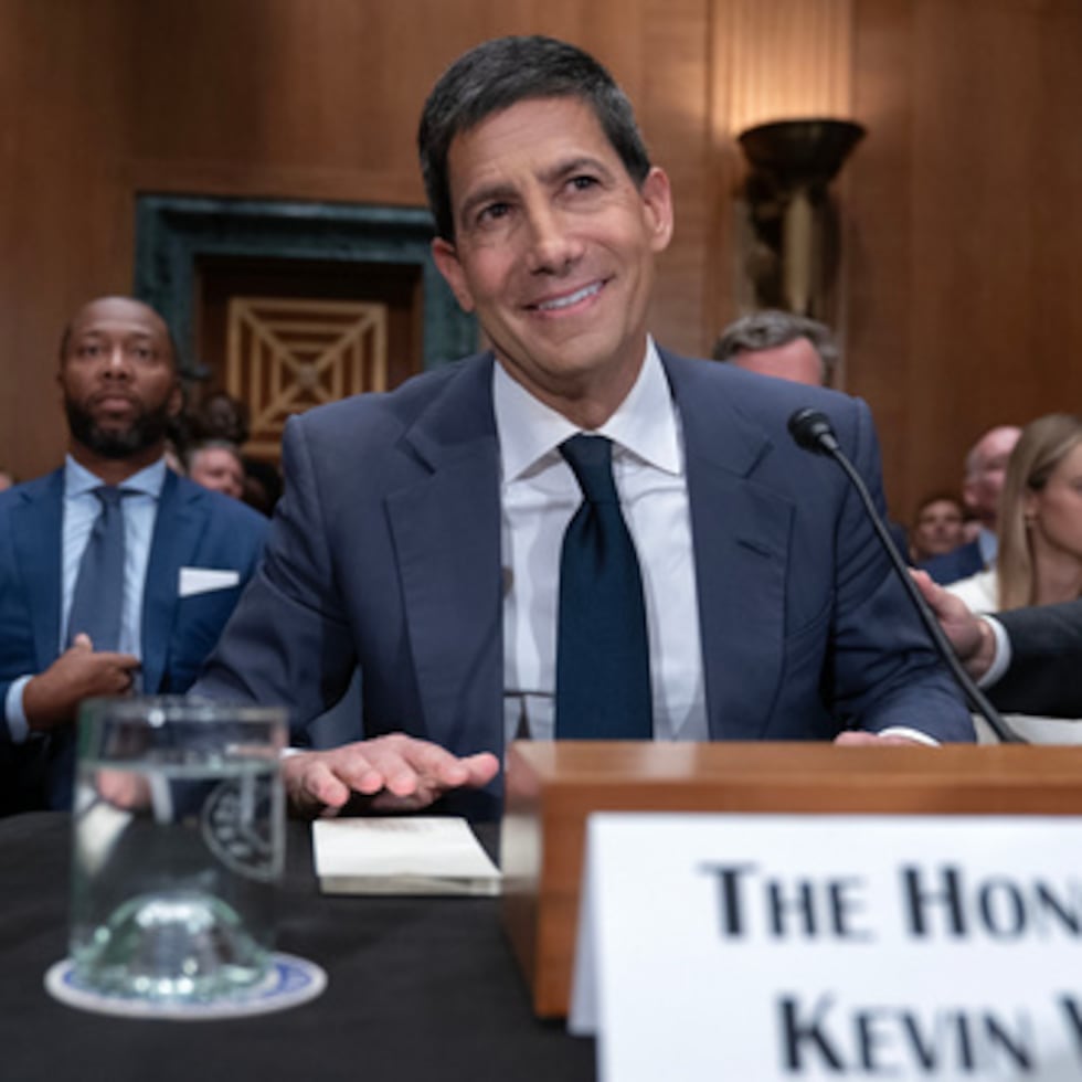 Kevin Warsh testifica ante la comisión que debate sobre su nominación para dirigir la Reserva Federal de Estados Unidos, en el Congreso en Washington.