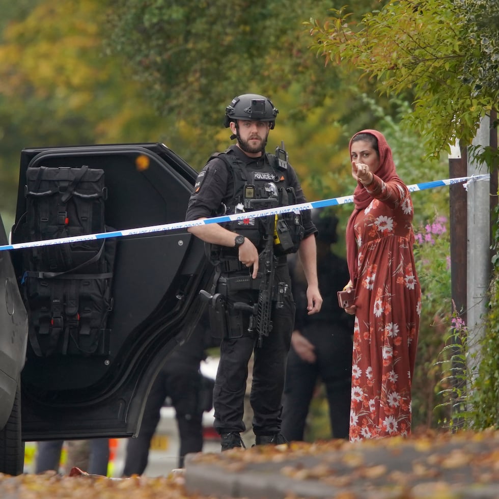 Un policía habla con una mujer cerca del lugar donde ocurrió un apuñalamiento en la sinagoga de la Congregación Hebrea de Heaton Park, en Crumpsall, Manchester, Inglaterra, el 2 de octubre de 2025.
