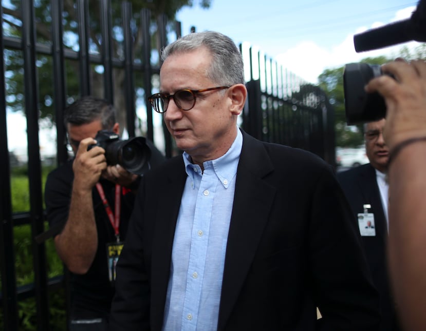 El exsubcontratista del gobierno y exconsultor de BDO, Alberto Velázquez Piñol, fue acusado por conspirar para robo, fraude electrónico, conspiración para lavado de dinero y lavado de dinero.