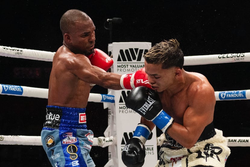 Jonathan "Bomba" González conecta un golpe al rostro de Yankiel Rivera.
