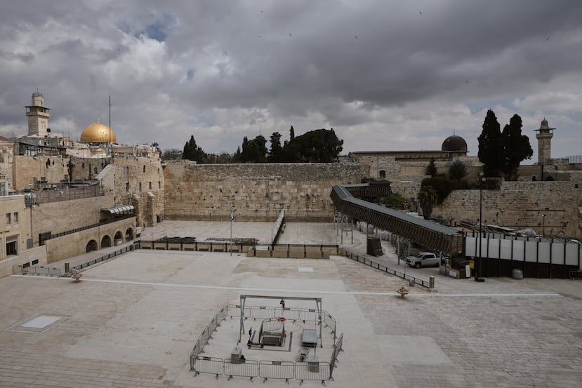 La plaza del Muro de las Lamentaciones, en la zona antigua de Jerusalén, se ve vacía mientras la zona permanece vedada a visitantes durante la guerra con Irán.