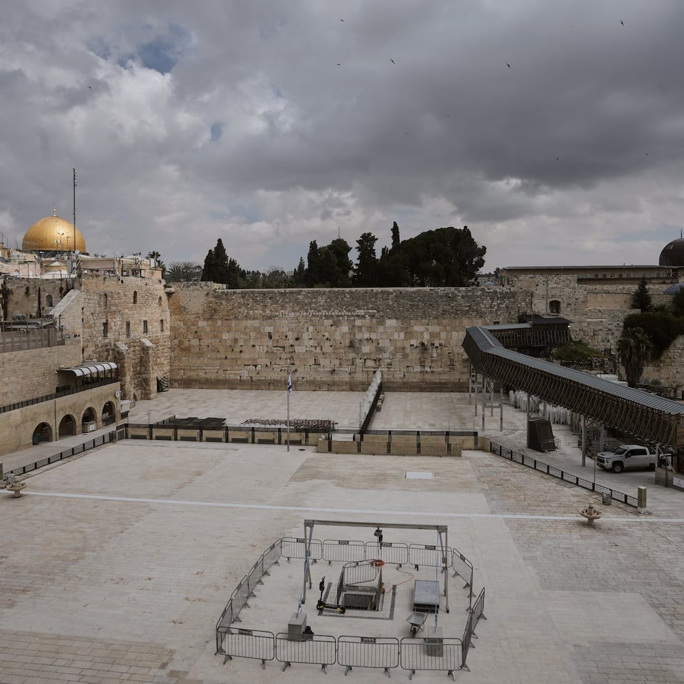 La plaza del Muro de las Lamentaciones, en la zona antigua de Jerusalén, se ve vacía mientras la zona permanece vedada a visitantes durante la guerra con Irán.
