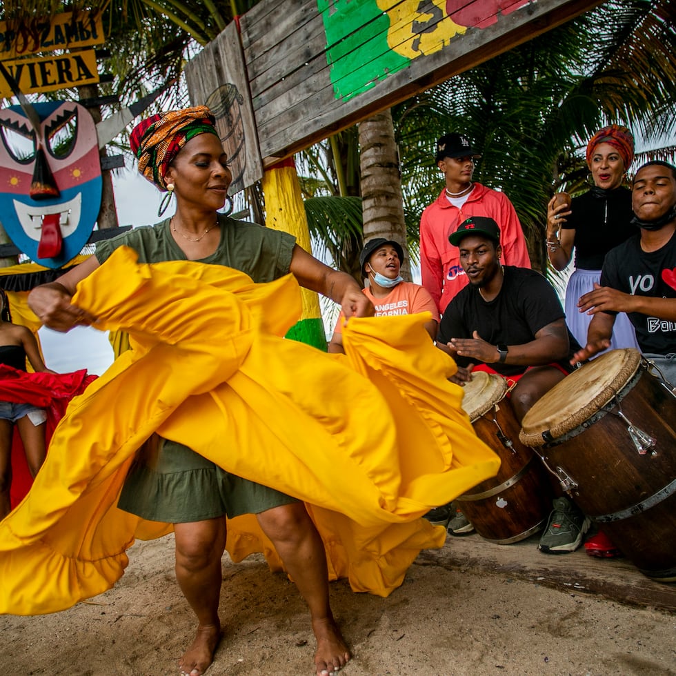 Taller de Bomba Nzambi, en la Villa Pesquera del Puente Herrera en Loiza.