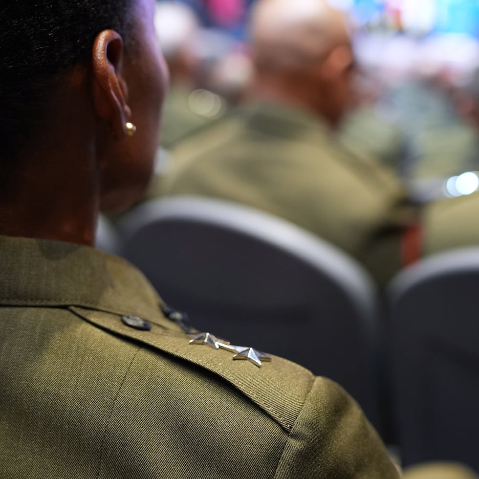 Altos mandos del ejército estadounidense escuchan al presidente Donald Trump durante su discurso en la base del Cuerpo de Marines de Quantico, en Virginia, el martes 30 de septiembre de 2025.